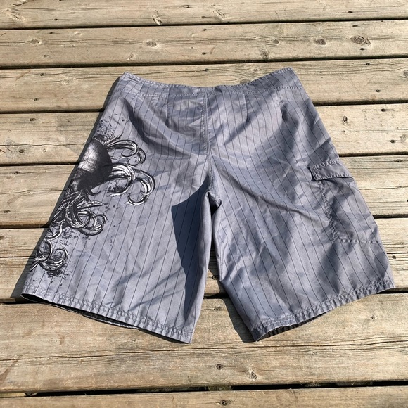 Mossimo Supply Co. Men’s Grey Pinstripe Board Shorts With Skull Graphic Size 36 - Picture 7 of 8